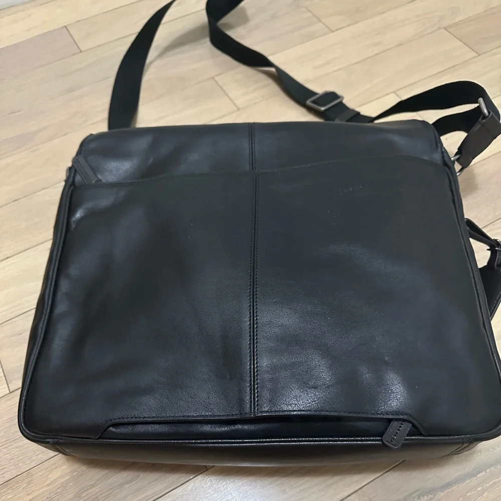 Tumi Arden Leather Messenger Bag – Black – NEVER USED